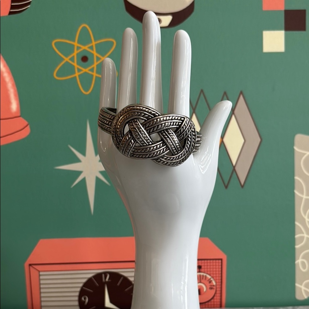 St.Pattys Day! Beautiful vintage silver tone /Celtic knot hinged bracelet 2.5”